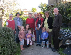 annie-wilson-third-adult-from-right-with-permaculture-group-and-some-earthsong-children